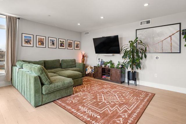 11 Oak Grove Ter 301, Quincy, MA 02169