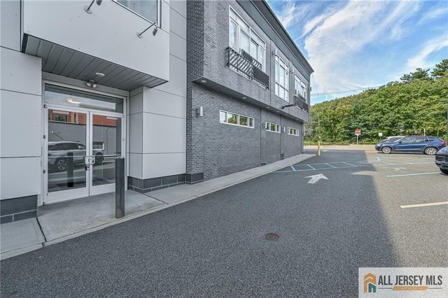 271 Millburn Avenue 2A, Millburn, NJ 07041