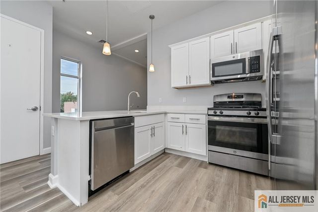 271 Millburn Avenue 2A, Millburn, NJ 07041