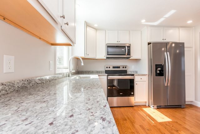 24 Weatherglass Ln, Falmouth, MA 02536