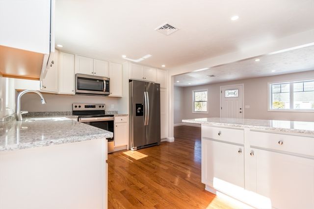 24 Weatherglass Ln, Falmouth, MA 02536