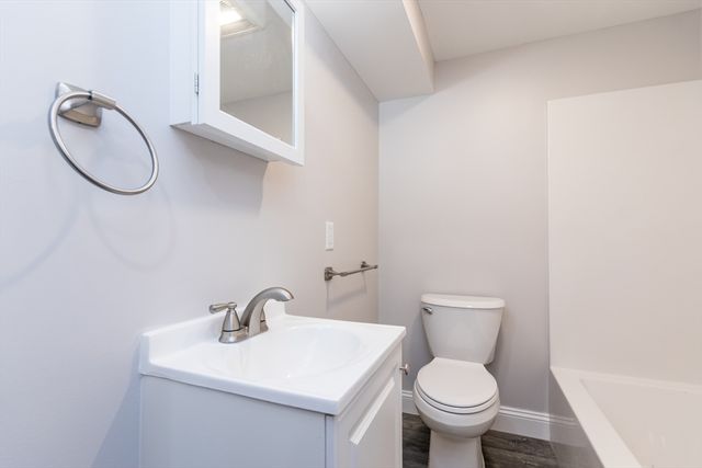 24 Weatherglass Ln, Falmouth, MA 02536