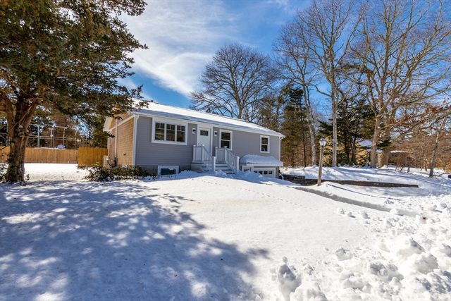 24 Weatherglass Ln, Falmouth, MA 02536