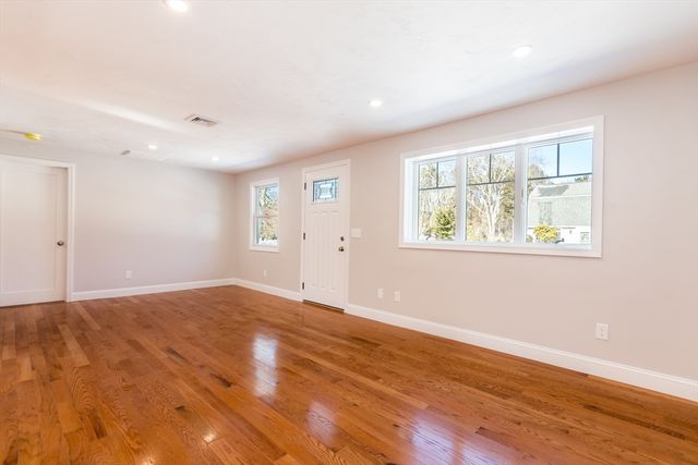 24 Weatherglass Ln, Falmouth, MA 02536