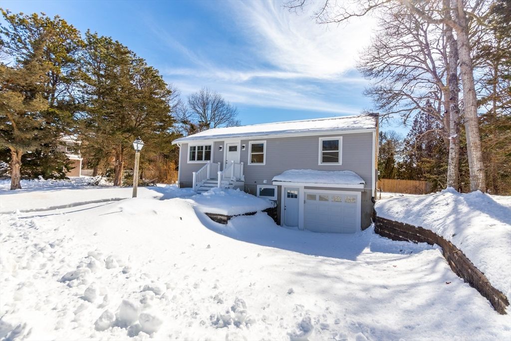 24 Weatherglass Ln, Falmouth, MA 02536