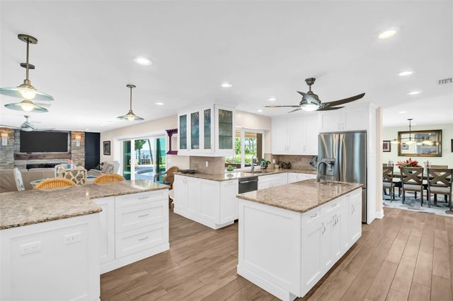 1100 FRIENDLY WAY S, St Petersburg, FL 33705