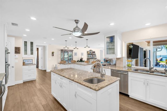 1100 FRIENDLY WAY S, St Petersburg, FL 33705