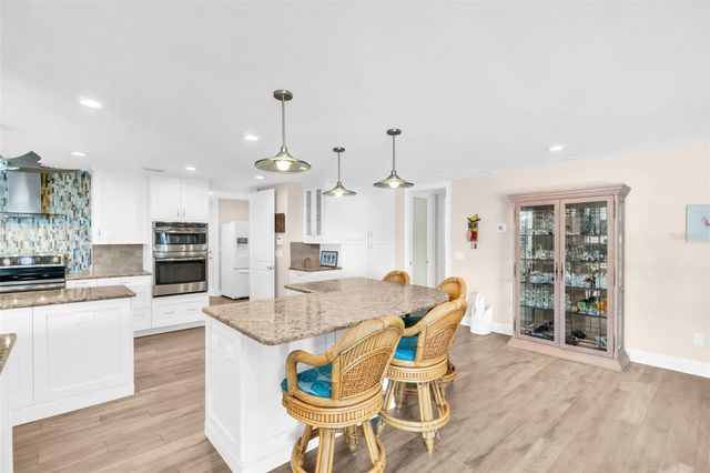 1100 FRIENDLY WAY S, St Petersburg, FL 33705