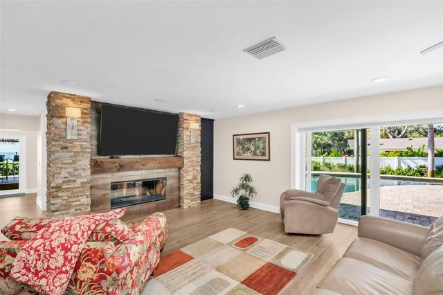 1100 FRIENDLY WAY S, St Petersburg, FL 33705