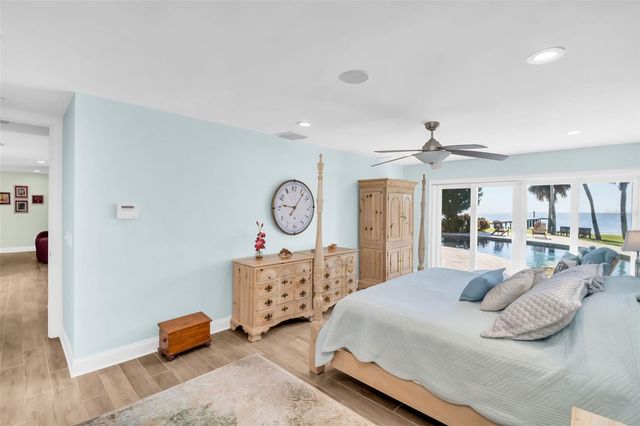 1100 FRIENDLY WAY S, St Petersburg, FL 33705