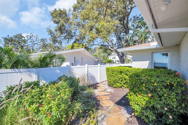 1100 FRIENDLY WAY S, St Petersburg, FL 33705