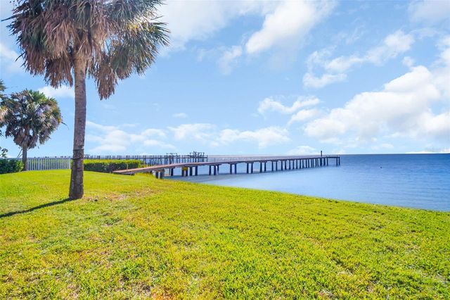 1100 FRIENDLY WAY S, St Petersburg, FL 33705