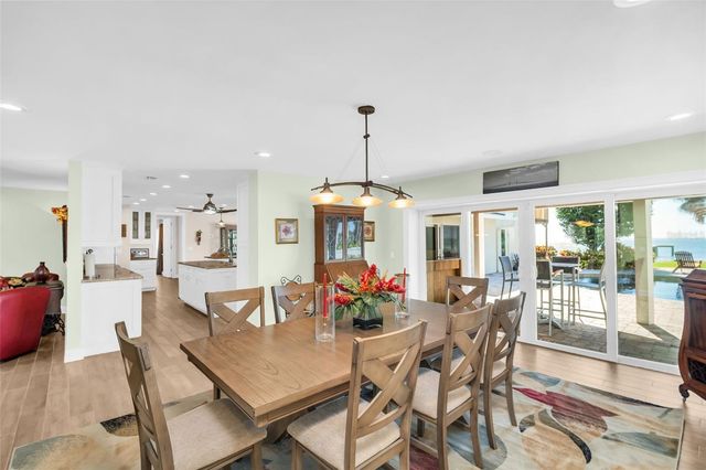 1100 FRIENDLY WAY S, St Petersburg, FL 33705