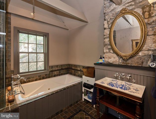 5960 HONEY HOLLOW RD, Doylestown, PA 18902