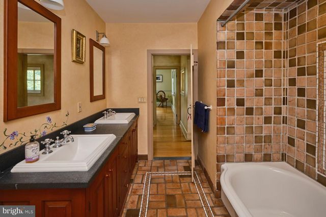 5960 HONEY HOLLOW RD, Doylestown, PA 18902