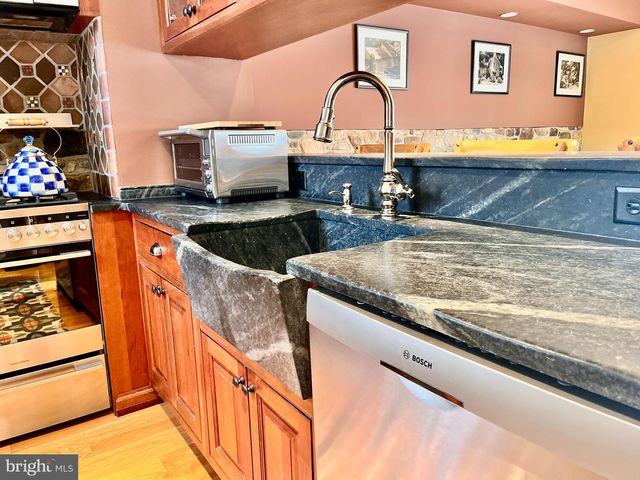 5960 HONEY HOLLOW RD, Doylestown, PA 18902