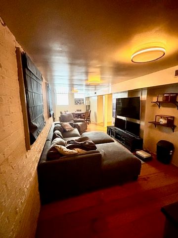 1640 W Melrose Street, Chicago, IL 60657