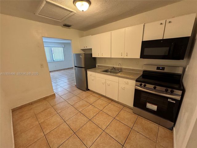 2146 NW 18th Ter B, Miami, FL 33125