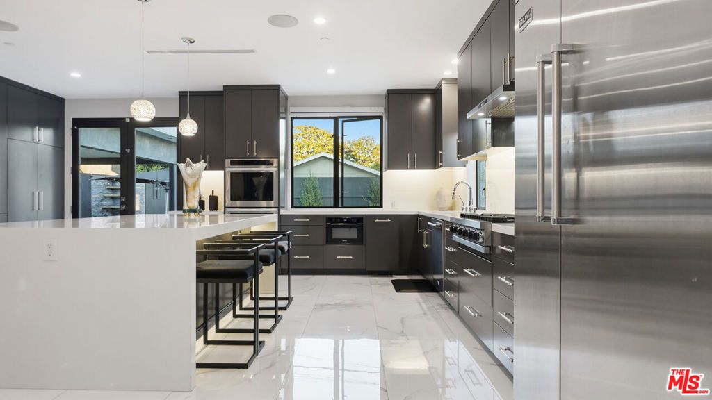 Image 13 of property listing at 2012 S Curson Avenue, Los Angeles, CA 90016