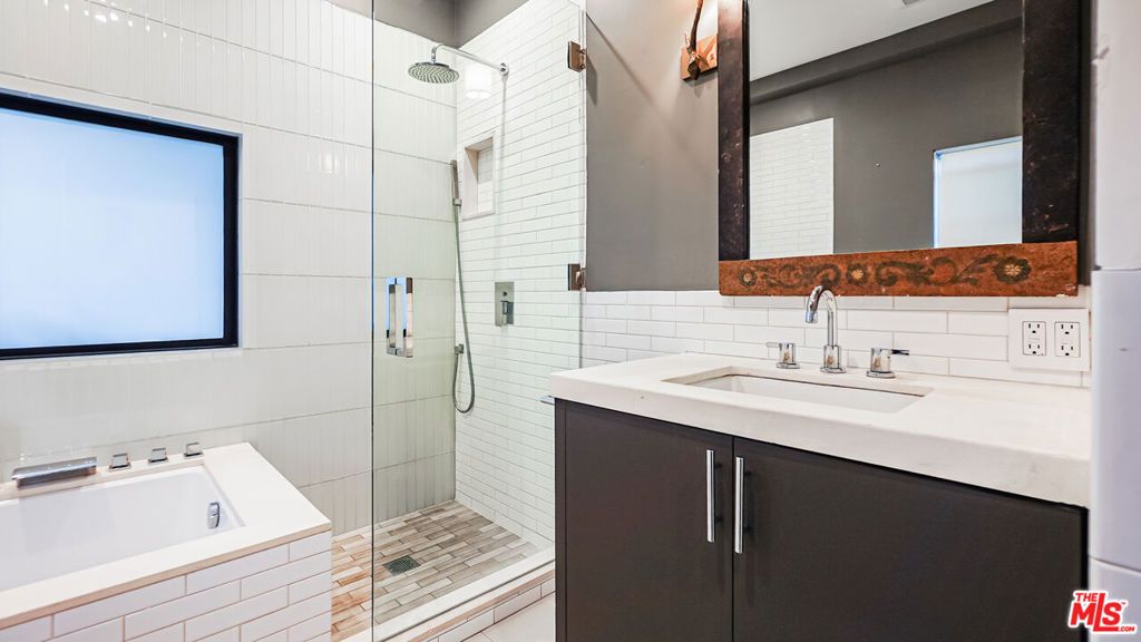 Image 21 of property listing at 2012 S Curson Avenue, Los Angeles, CA 90016
