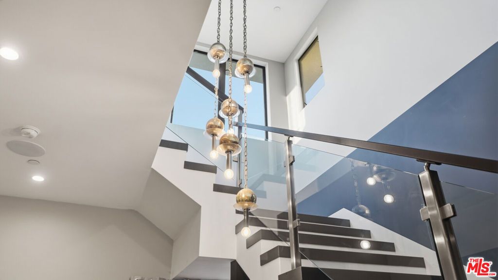 Image 23 of property listing at 2012 S Curson Avenue, Los Angeles, CA 90016