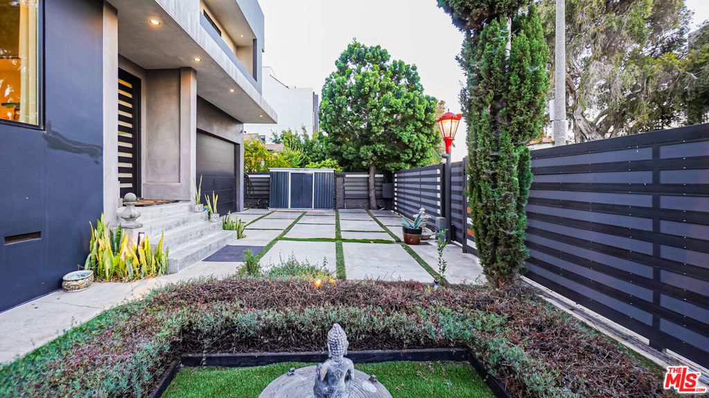 Image 3 of property listing at 2012 S Curson Avenue, Los Angeles, CA 90016