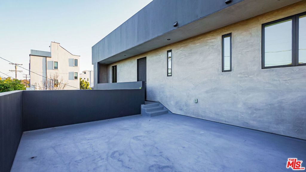 Image 32 of property listing at 2012 S Curson Avenue, Los Angeles, CA 90016