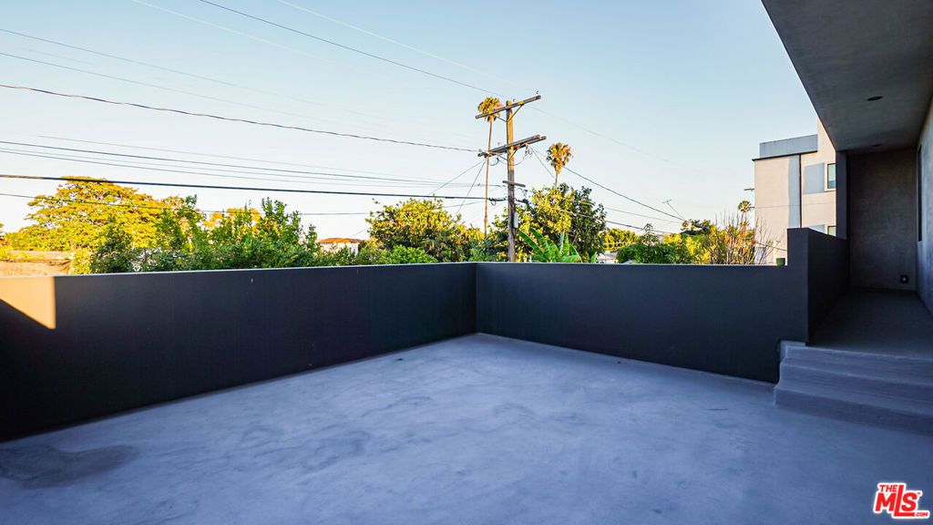 Image 33 of property listing at 2012 S Curson Avenue, Los Angeles, CA 90016