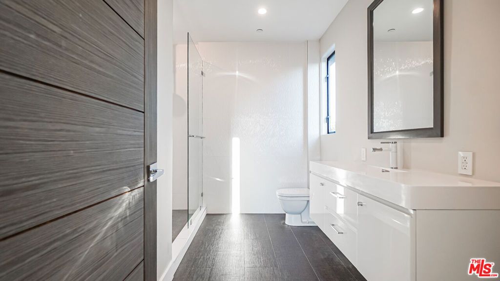 Image 37 of property listing at 2012 S Curson Avenue, Los Angeles, CA 90016