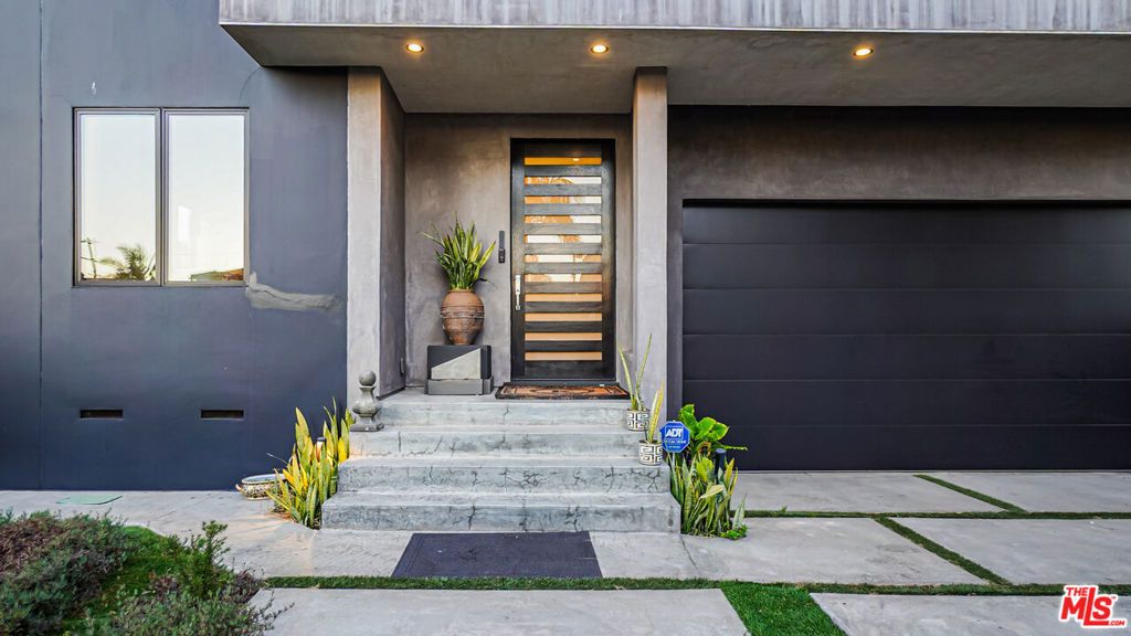 Image 4 of property listing at 2012 S Curson Avenue, Los Angeles, CA 90016