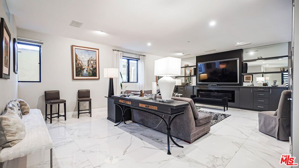 Image 6 of property listing at 2012 S Curson Avenue, Los Angeles, CA 90016