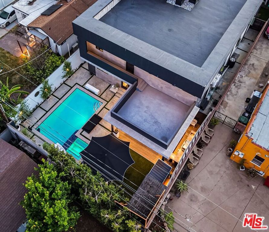 Image 69 of property listing at 2012 S Curson Avenue, Los Angeles, CA 90016