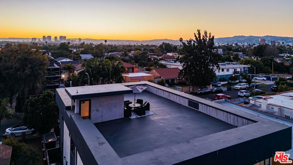 Image 73 of property listing at 2012 S Curson Avenue, Los Angeles, CA 90016