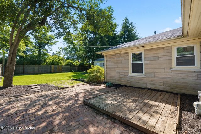 2017 Redleaf Dr, Louisville, KY 40242
