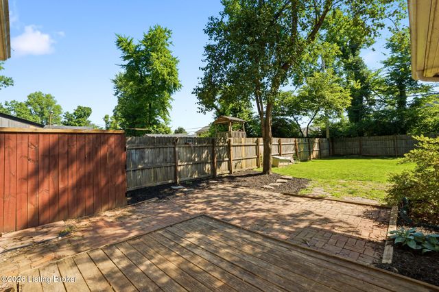 2017 Redleaf Dr, Louisville, KY 40242