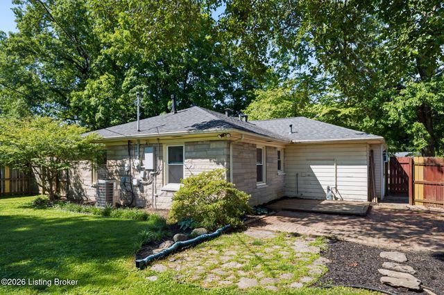 2017 Redleaf Dr, Louisville, KY 40242