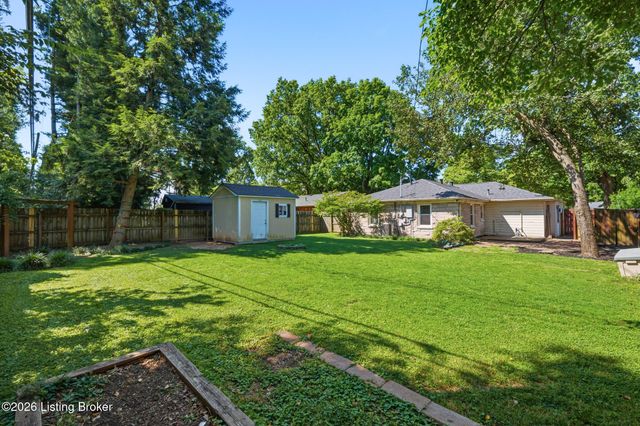 2017 Redleaf Dr, Louisville, KY 40242