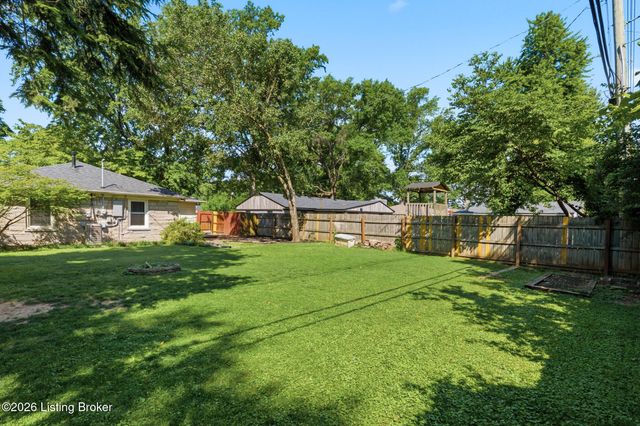 2017 Redleaf Dr, Louisville, KY 40242