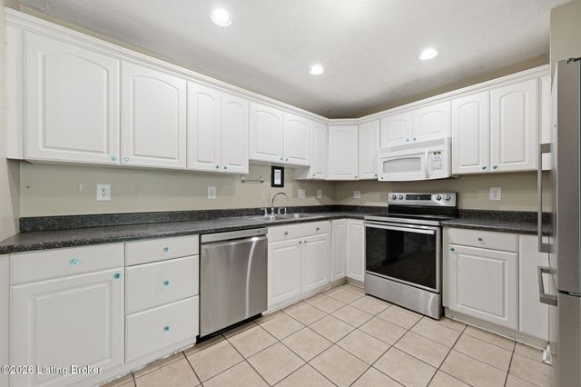 2017 Redleaf Dr, Louisville, KY 40242
