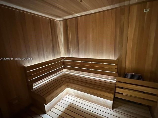 77 SE 5th Street 1014, Miami, FL 33131