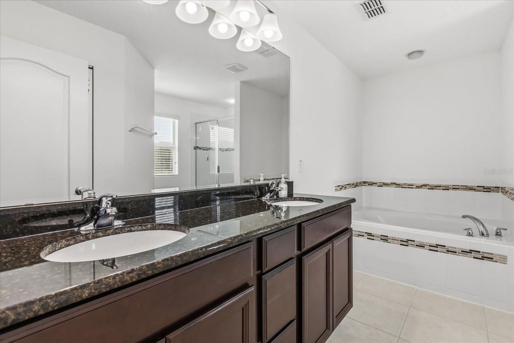 Image 17 of property listing at 10536 CABBAGE TREE LOOP, Orlando, FL 32825