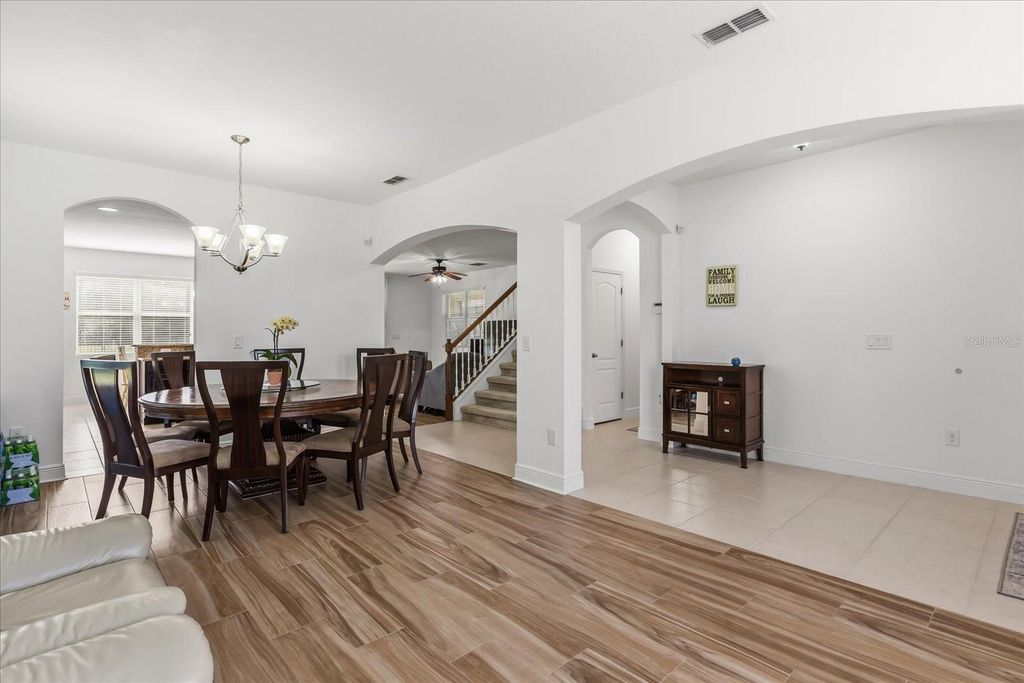 Image 4 of property listing at 10536 CABBAGE TREE LOOP, Orlando, FL 32825