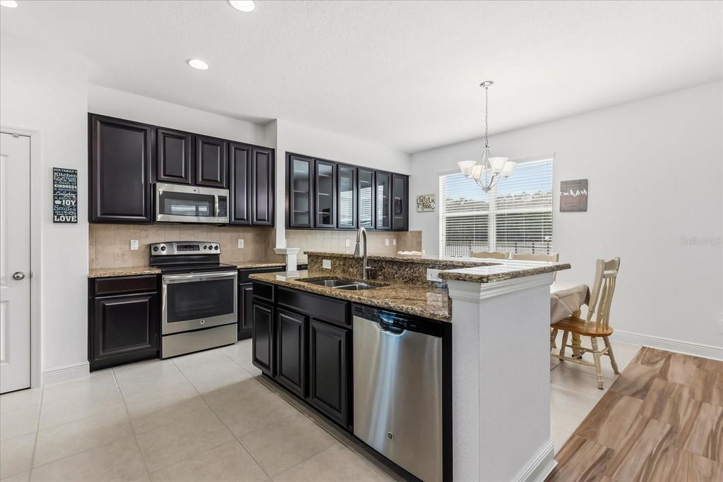 Image 7 of property listing at 10536 CABBAGE TREE LOOP, Orlando, FL 32825