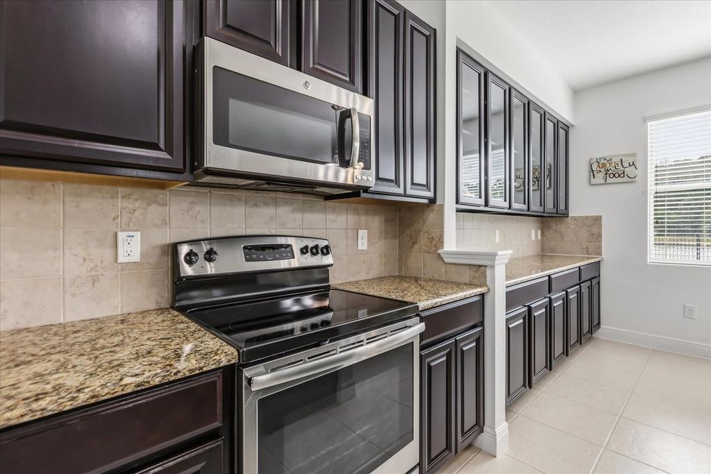 Image 8 of property listing at 10536 CABBAGE TREE LOOP, Orlando, FL 32825