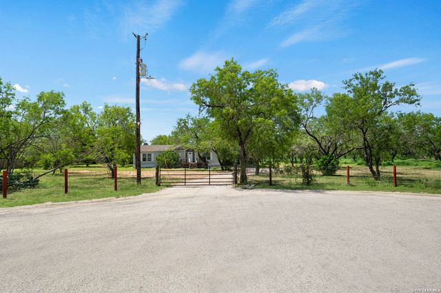 160 County Road 2664, Devine, TX 78016