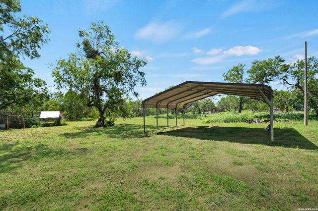 160 County Road 2664, Devine, TX 78016