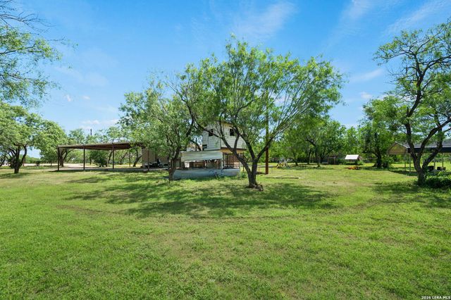 160 County Road 2664, Devine, TX 78016