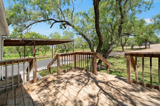 160 County Road 2664, Devine, TX 78016