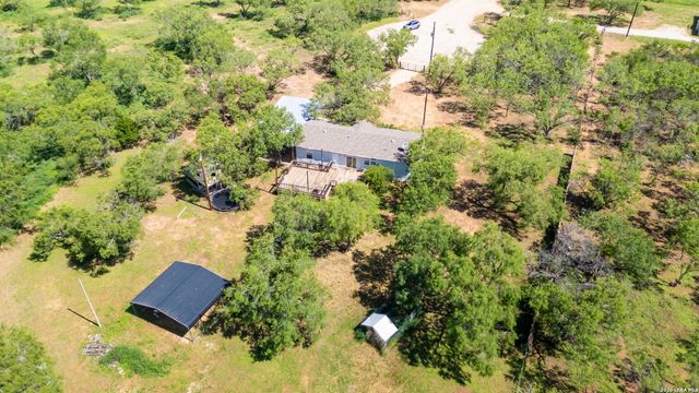 160 County Road 2664, Devine, TX 78016