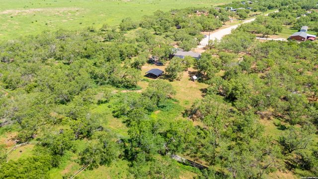 160 County Road 2664, Devine, TX 78016